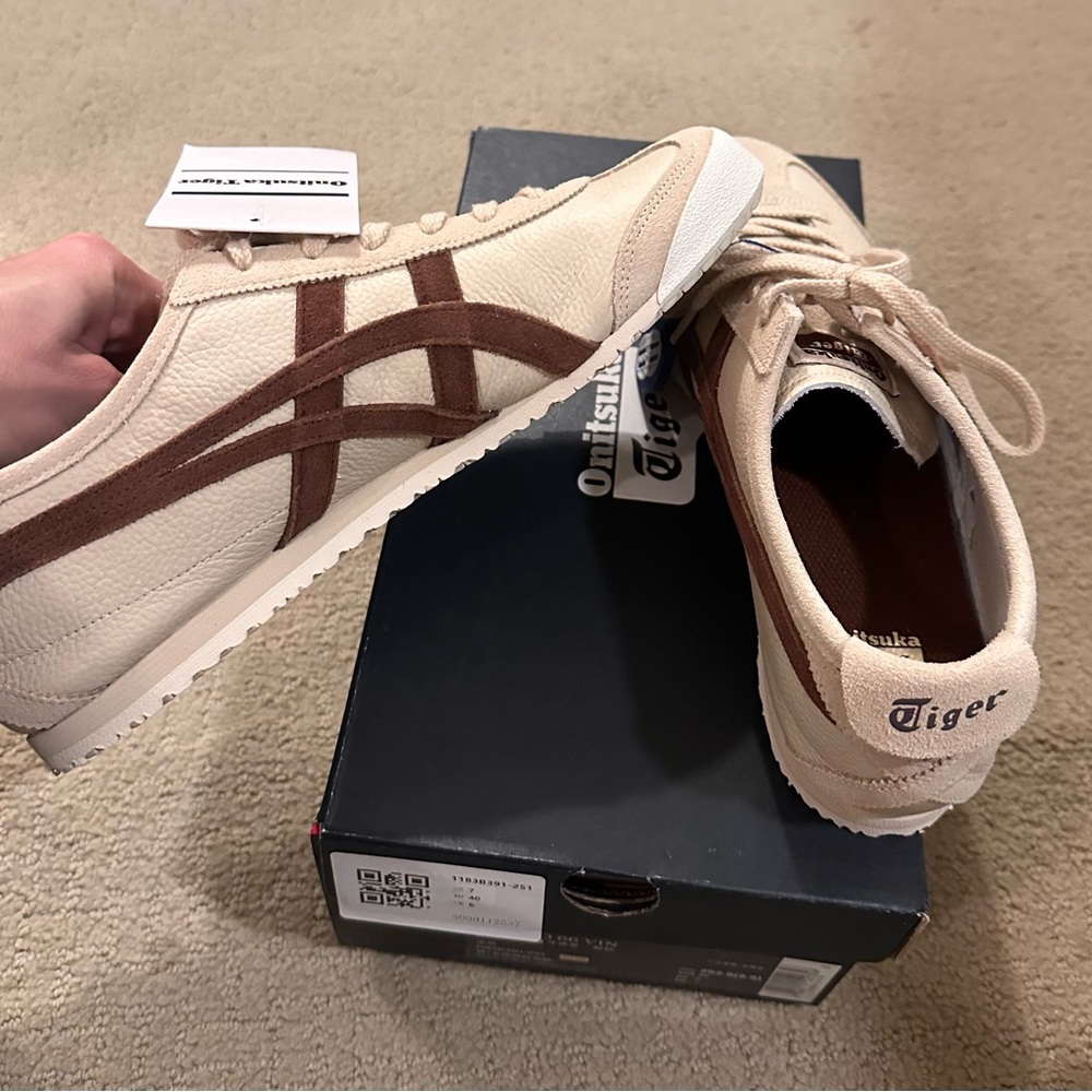 NEW w tags, unworn Onitsuka Tiger. Womens 8.5.